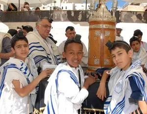קו לבר-מצוה - חלוקת טלית ותפילין