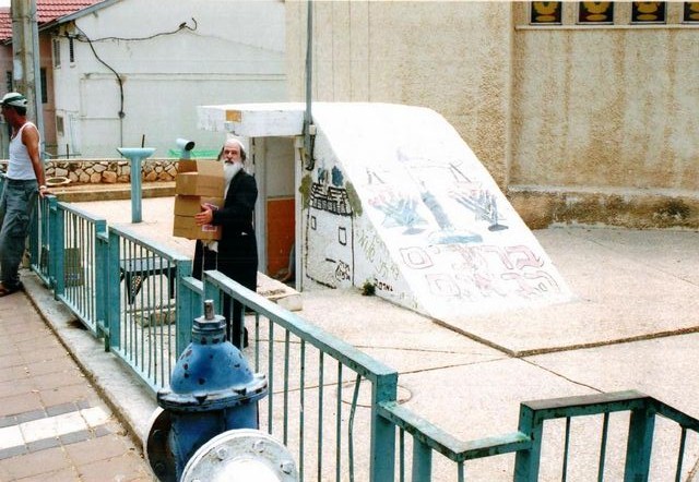 חלוקת אוכל במקלטים